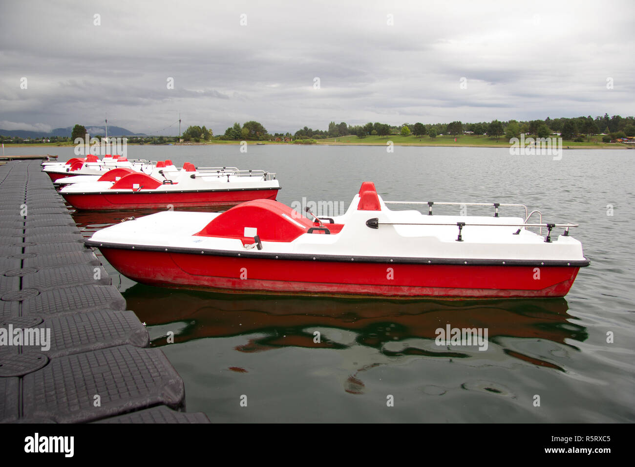 Pédalos sur une jetée au baggersee sur un jour d'été pluvieux en Styrie Banque D'Images