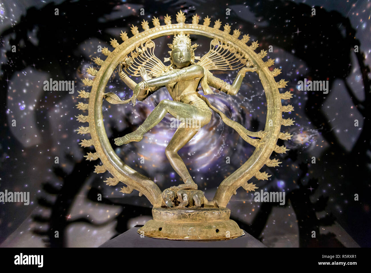 Chennai, Inde - le 18 août 2018 : une statue de bronze en forme de Dieu Shiva Nataraja, le Danseur cosmique, affichées dans la galerie de bronze de Chennai Banque D'Images