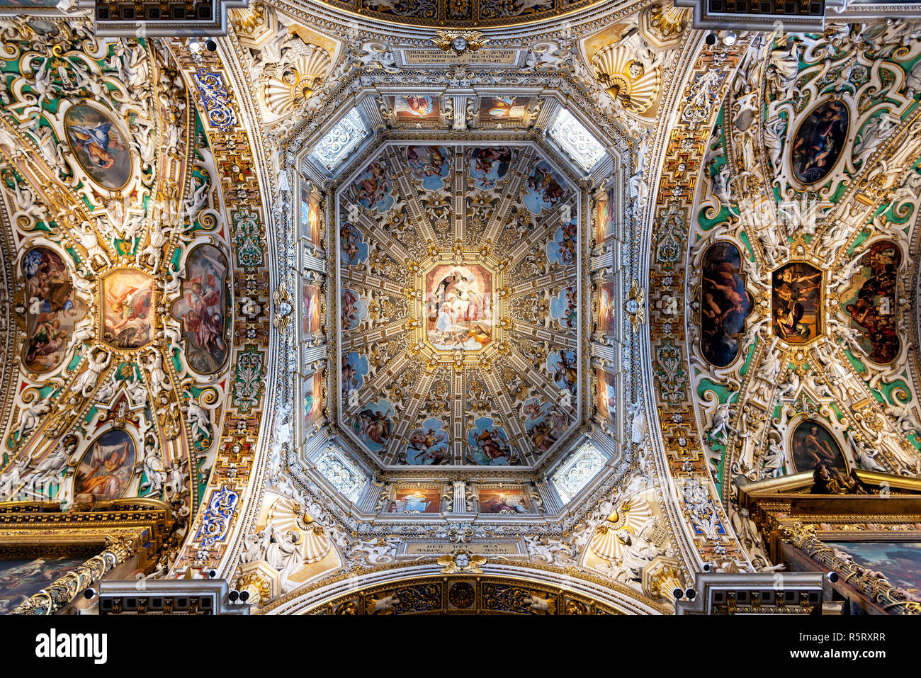 Bergame, Italie - 15 septembre 2018 : vue sur le plafond de la Basilique de Santa Maria Maggiore. Cette basilique a été fondée en 1137. Banque D'Images