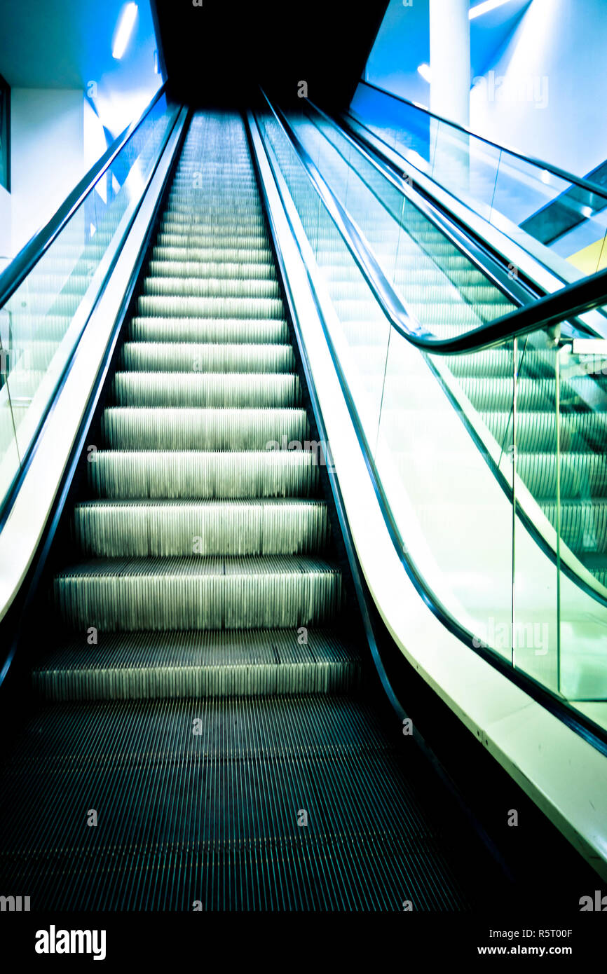 Escalator vide dans un centre commercial, vue de dessous Banque D'Images