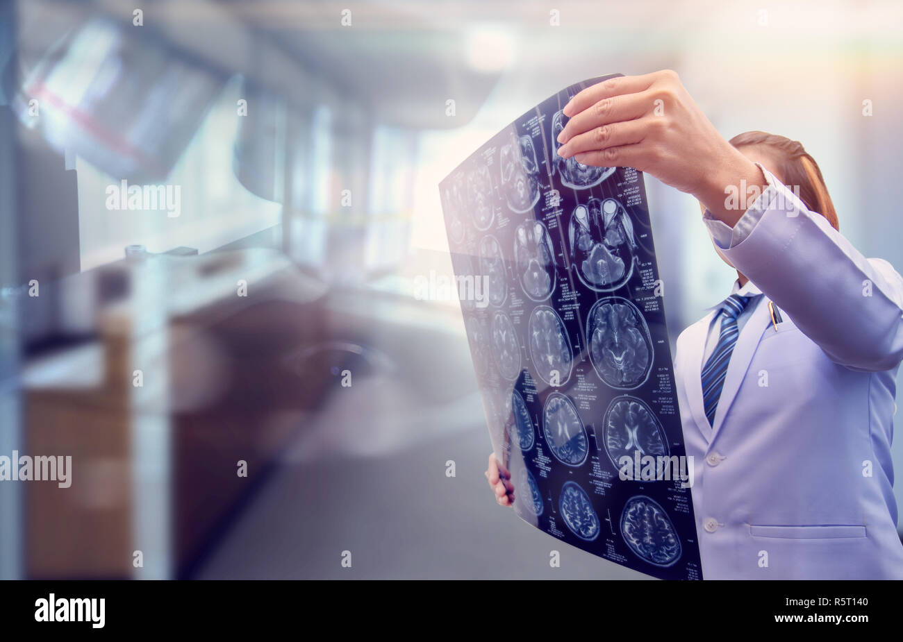 Femme médecin holding CT scan film et double exposition avec microscope Banque D'Images