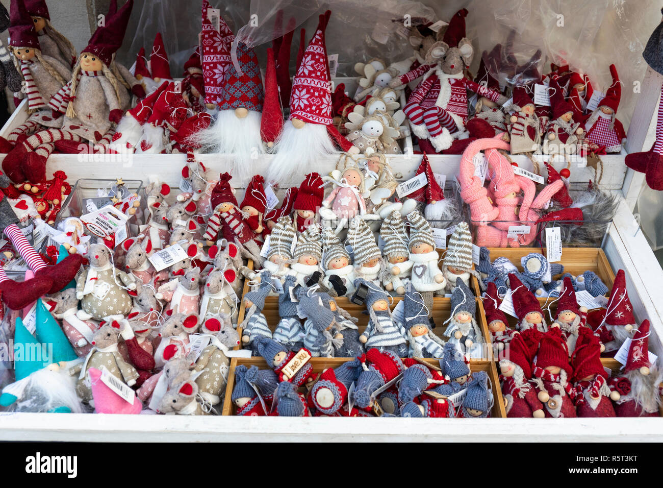 Belle sélection de décorations de Noël tricotées en solde à Bath, Angleterre, Royaume-Uni Banque D'Images