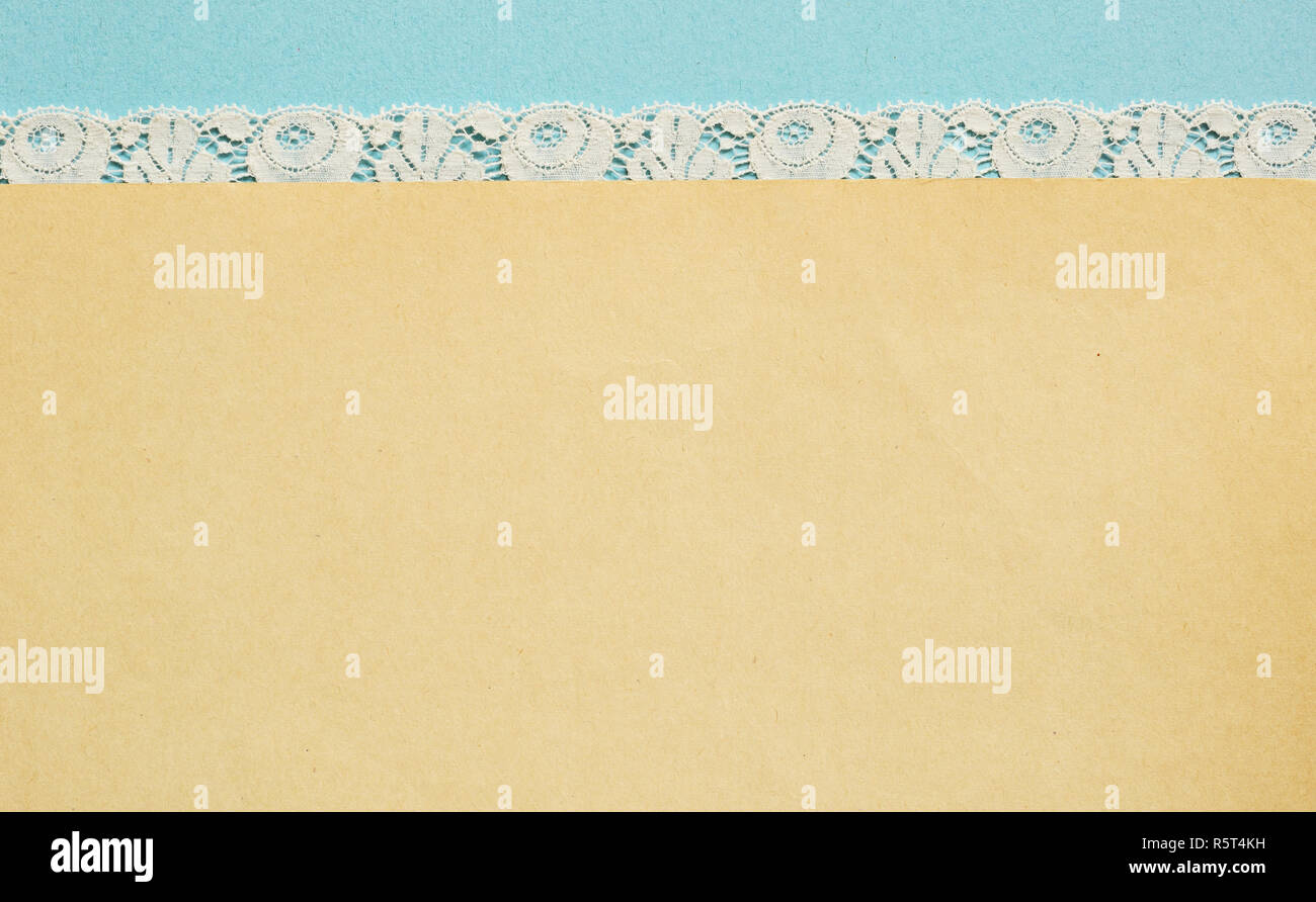 Fond beige avec dentelle et une bande bleue Banque D'Images
