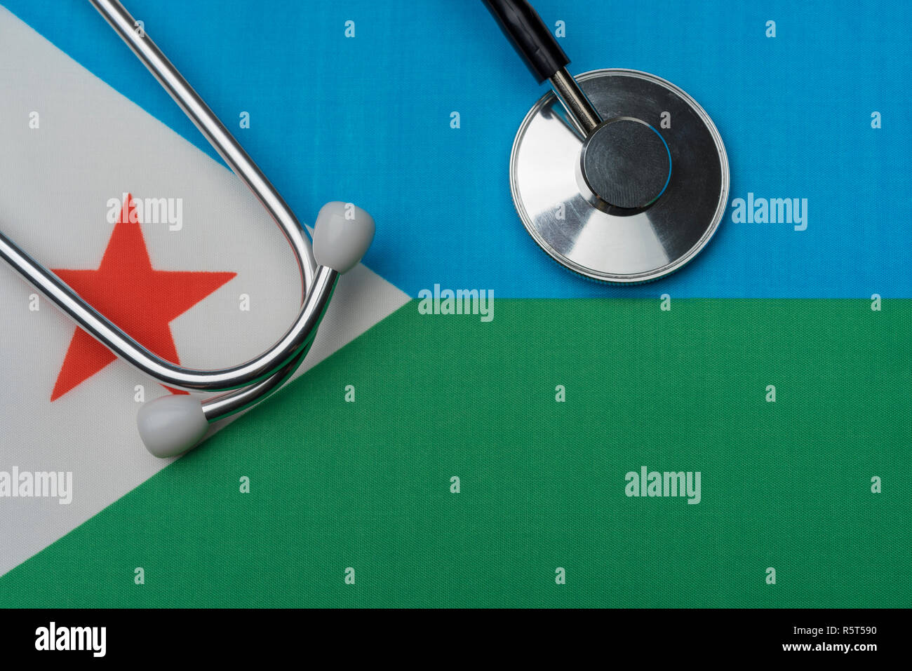 Djibouti drapeau et stéthoscope. Le concept de la médecine. Stéthoscope sur le drapeau comme arrière-plan. Banque D'Images