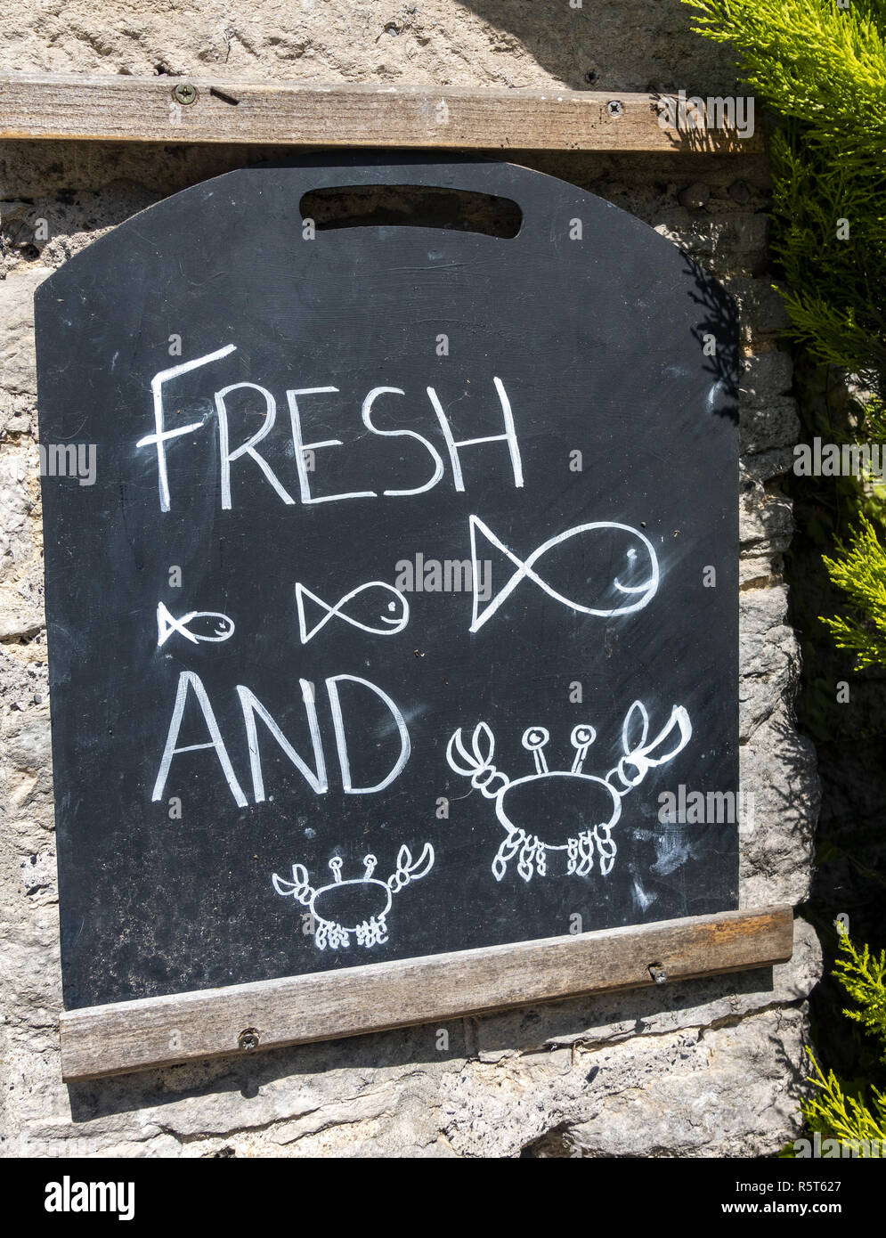 Le poisson frais et les crabes tableau affiche à l'extérieur de la Scott Arms pub à Kingston, Purbeck, Dorset, England, UK Banque D'Images
