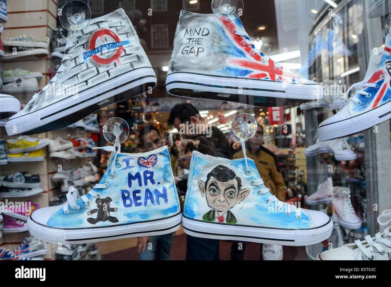 Chaussures converse de Mr Bean dans un magasin de chaussures, Oxford Street, London, UK Banque D'Images