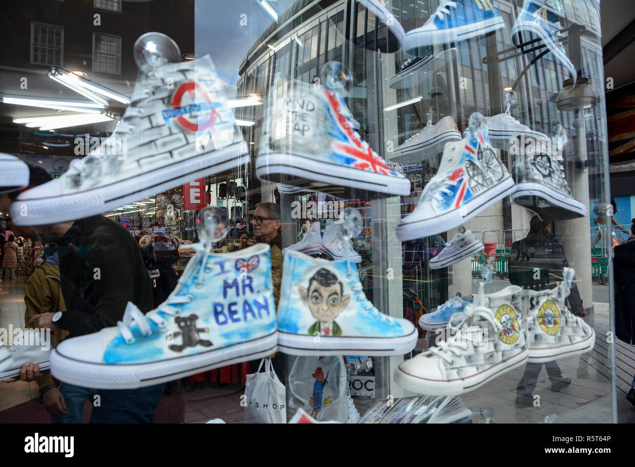 Chaussures converse de Mr Bean dans un magasin de chaussures, Oxford Street, London, UK Banque D'Images