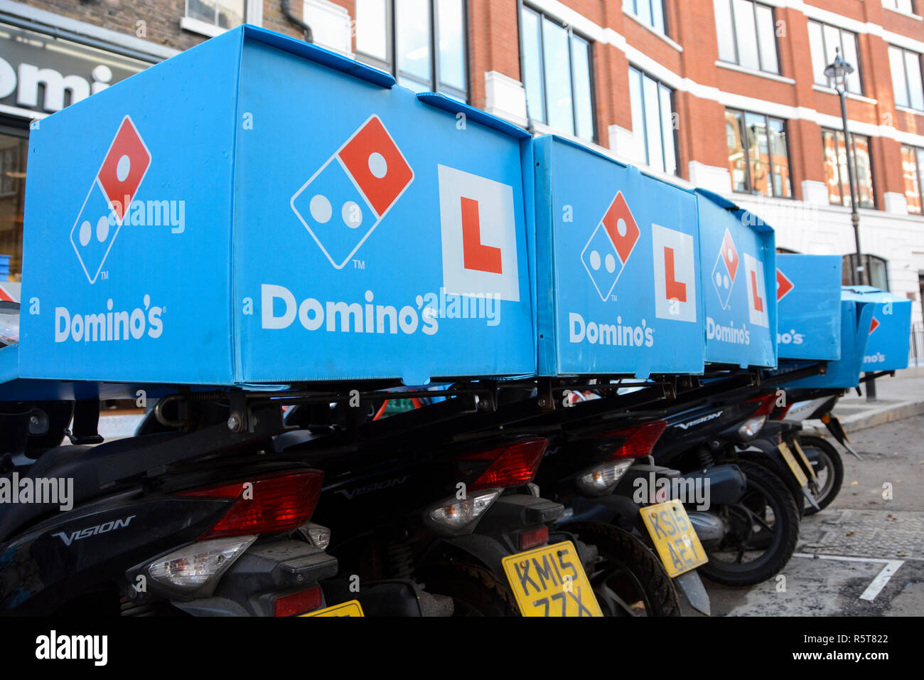 Domino's Pizza livters scooters, Fitzrovia, centre de Londres, Royaume-Uni Banque D'Images