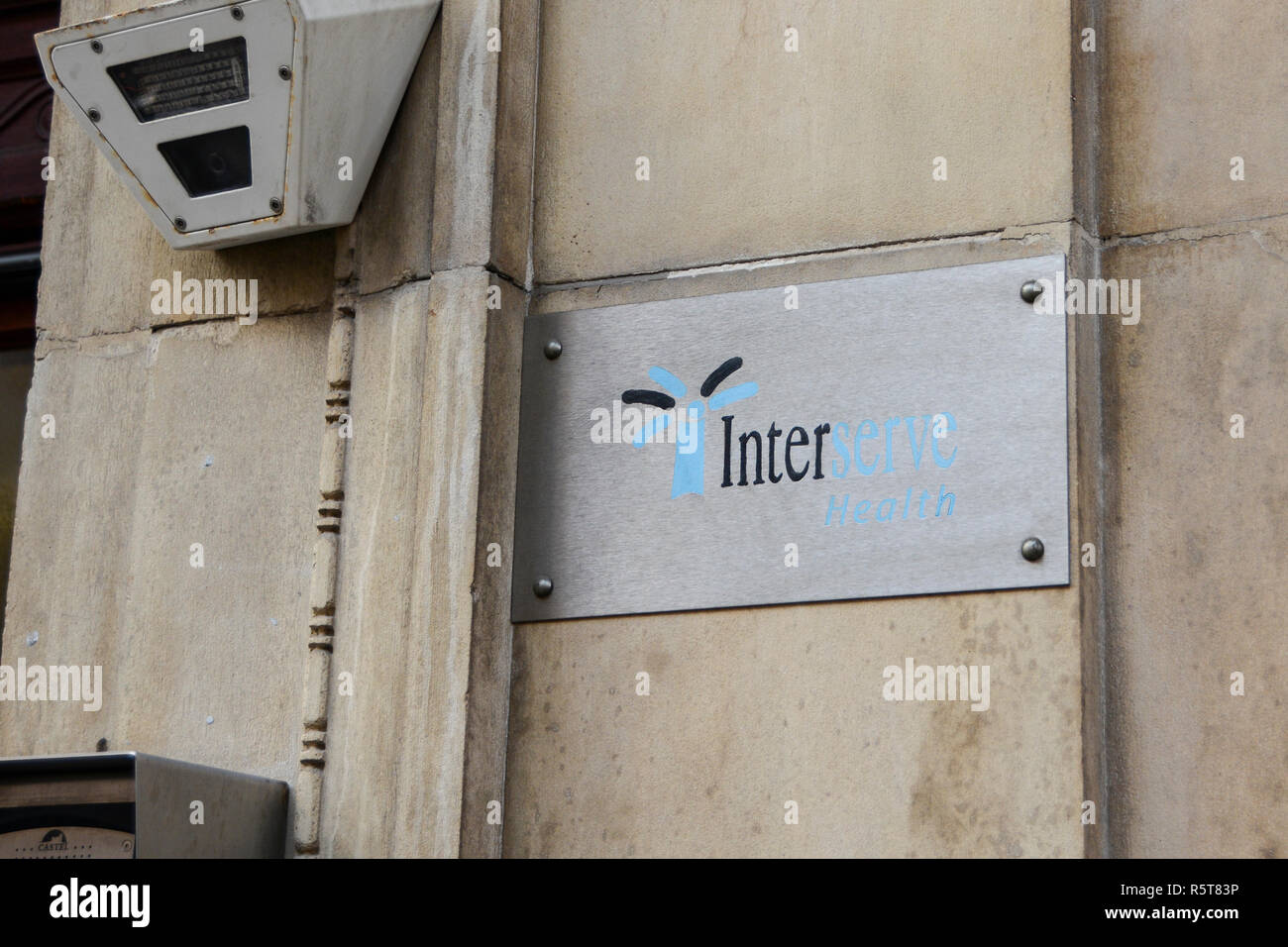 Interserve signalisation à l'extérieur de John Astor House, Foley Street, Fitzrovia, Londres, UK Banque D'Images