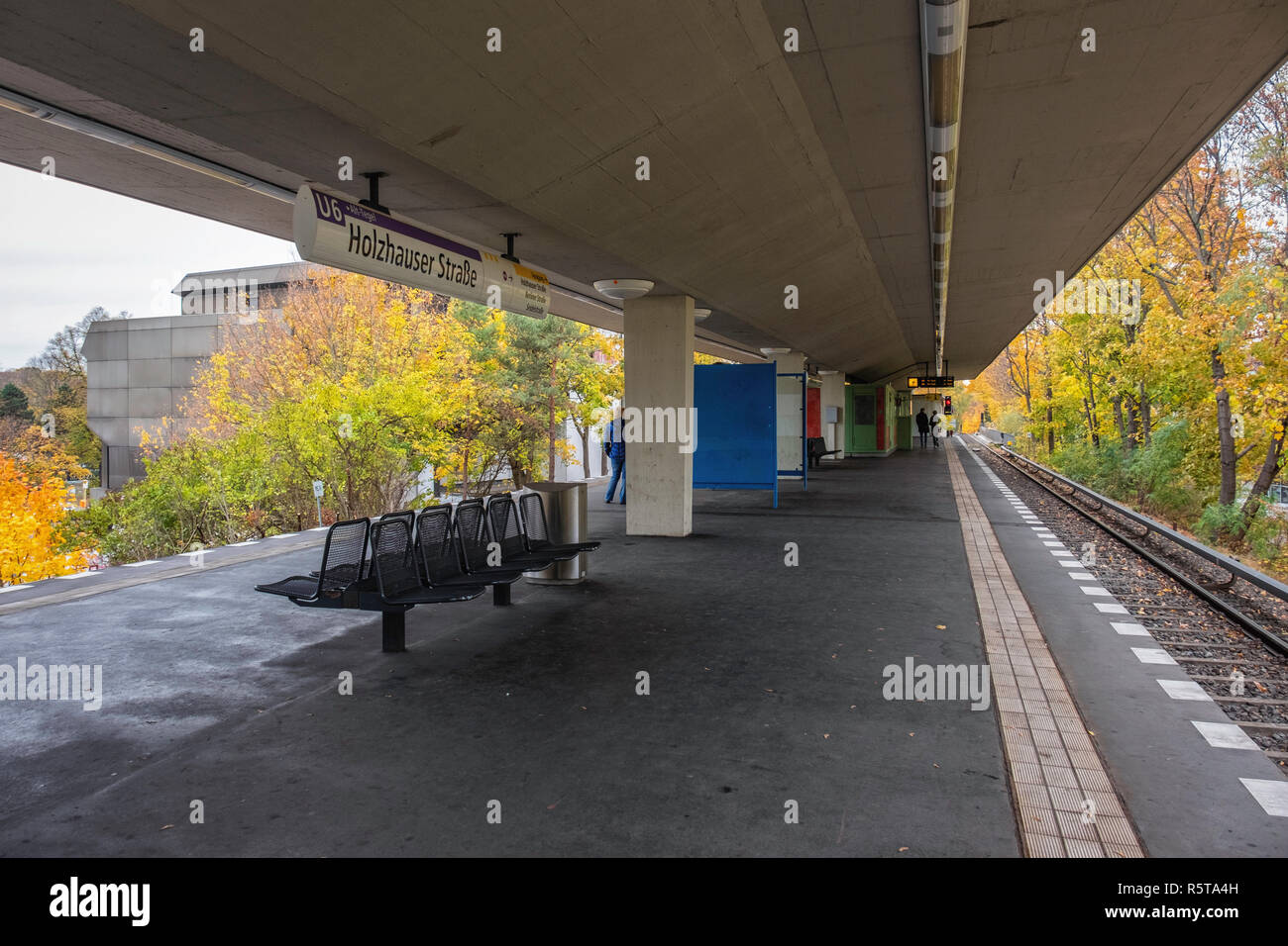 Berlin Reinickendorf, Holzhauser Starsse,U-bahn.de la gare, coin de la plate-forme jaune et feuillage d'automne Banque D'Images