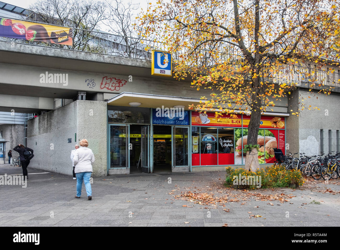 Berlin Reinickendorf, Holzhauser Srasse,U-Bahn station ferroviaire d'entrée dans l'automne. U6 station fait partie du réseau de banlieue BVG Banque D'Images