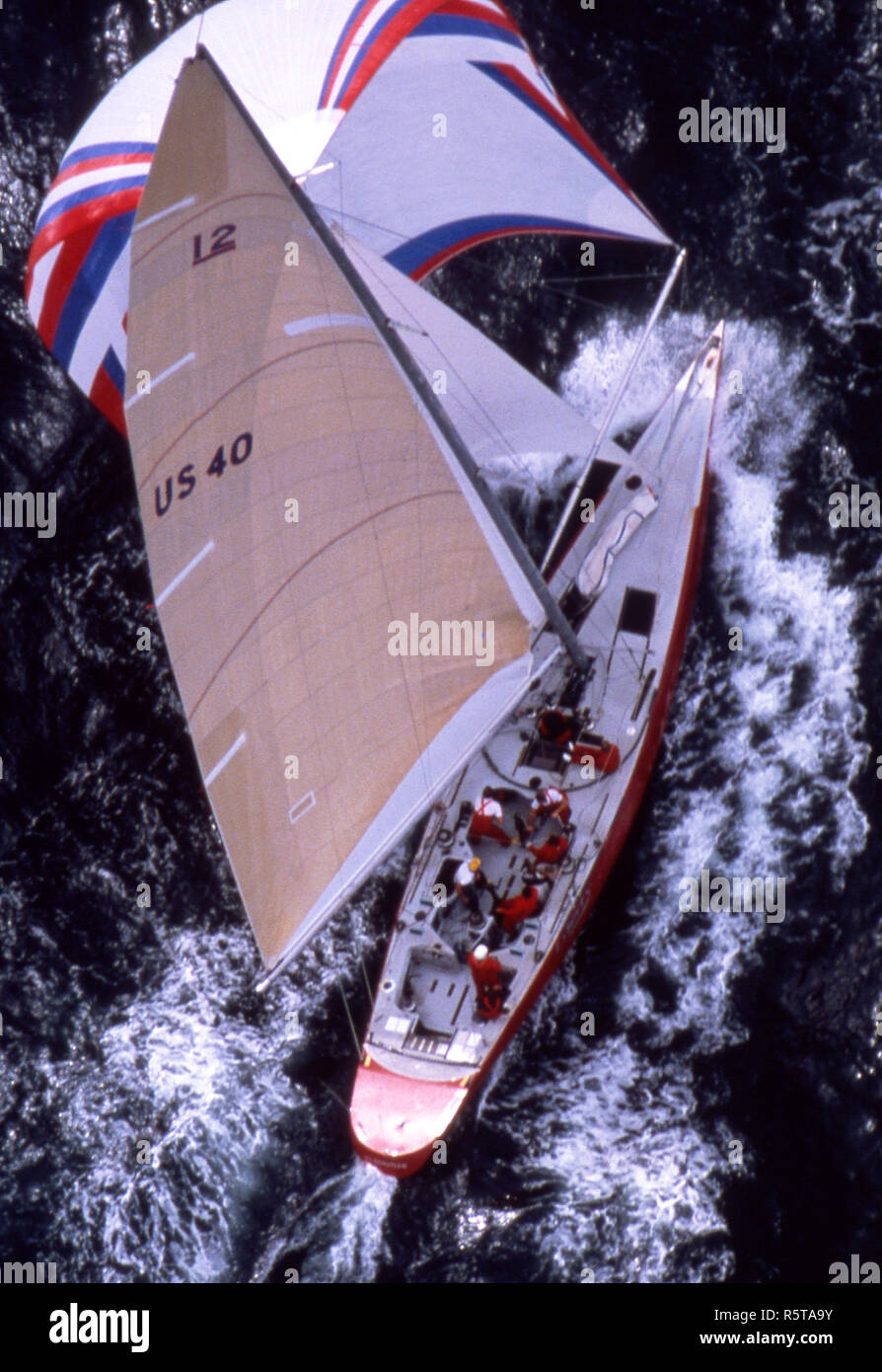 La liberté, skippé par Dennis Conner, lors de la finale de la Coupe des Amériques 1983 dans les eaux de Newport, Rhode Island. La liberté perdu ot Australie II dans une fin étonnante qui arracha l'Americas Cup du New York Yacht Club pour la première fois en 132 ans. Banque D'Images