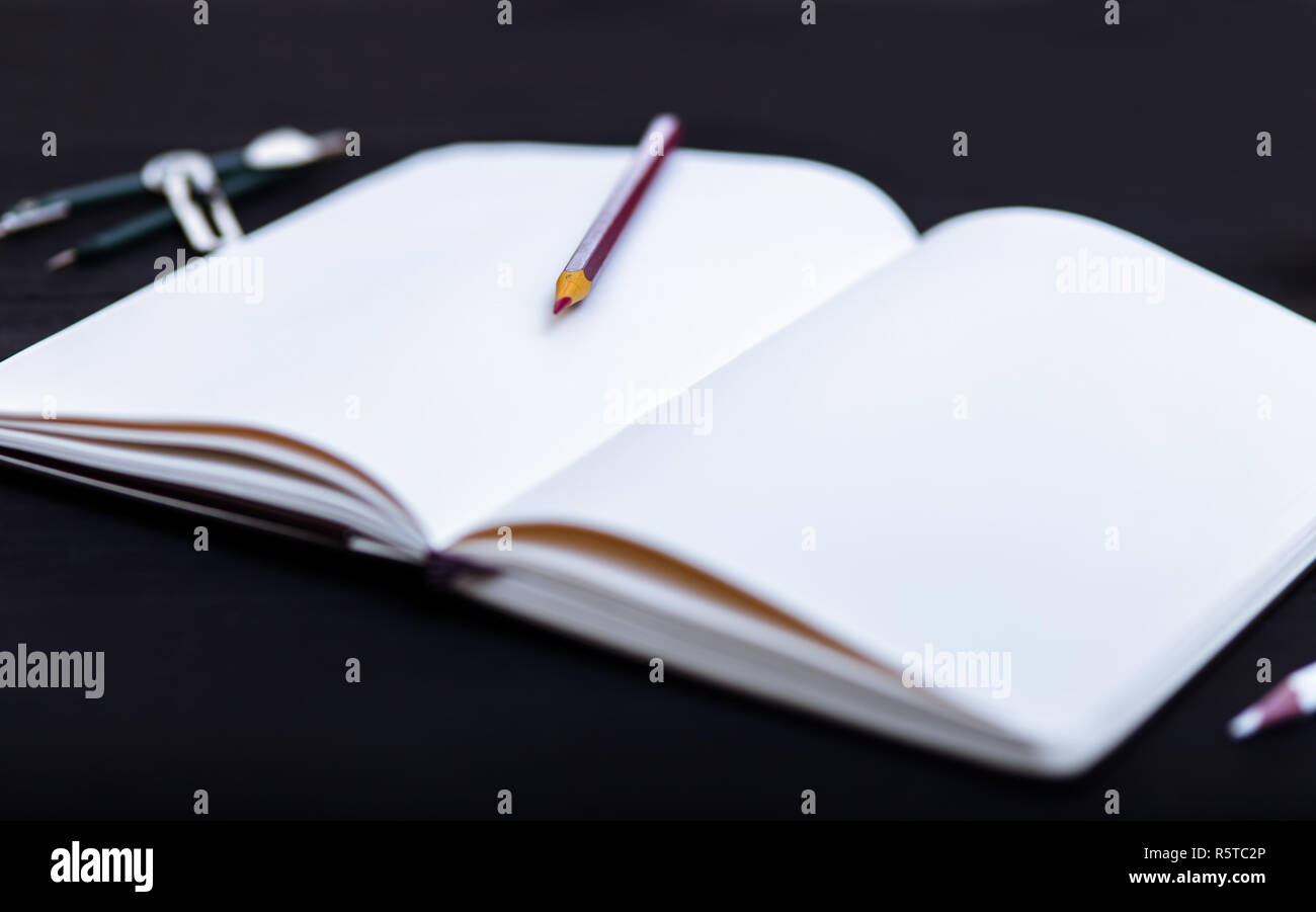 Concept Retour à l'école, crayons de couleur sur le tableau noir, multicolore papeterie accessoires pour enfant s'appuyant sur l'enseignement des éducateurs en bois vide 24, cr Banque D'Images