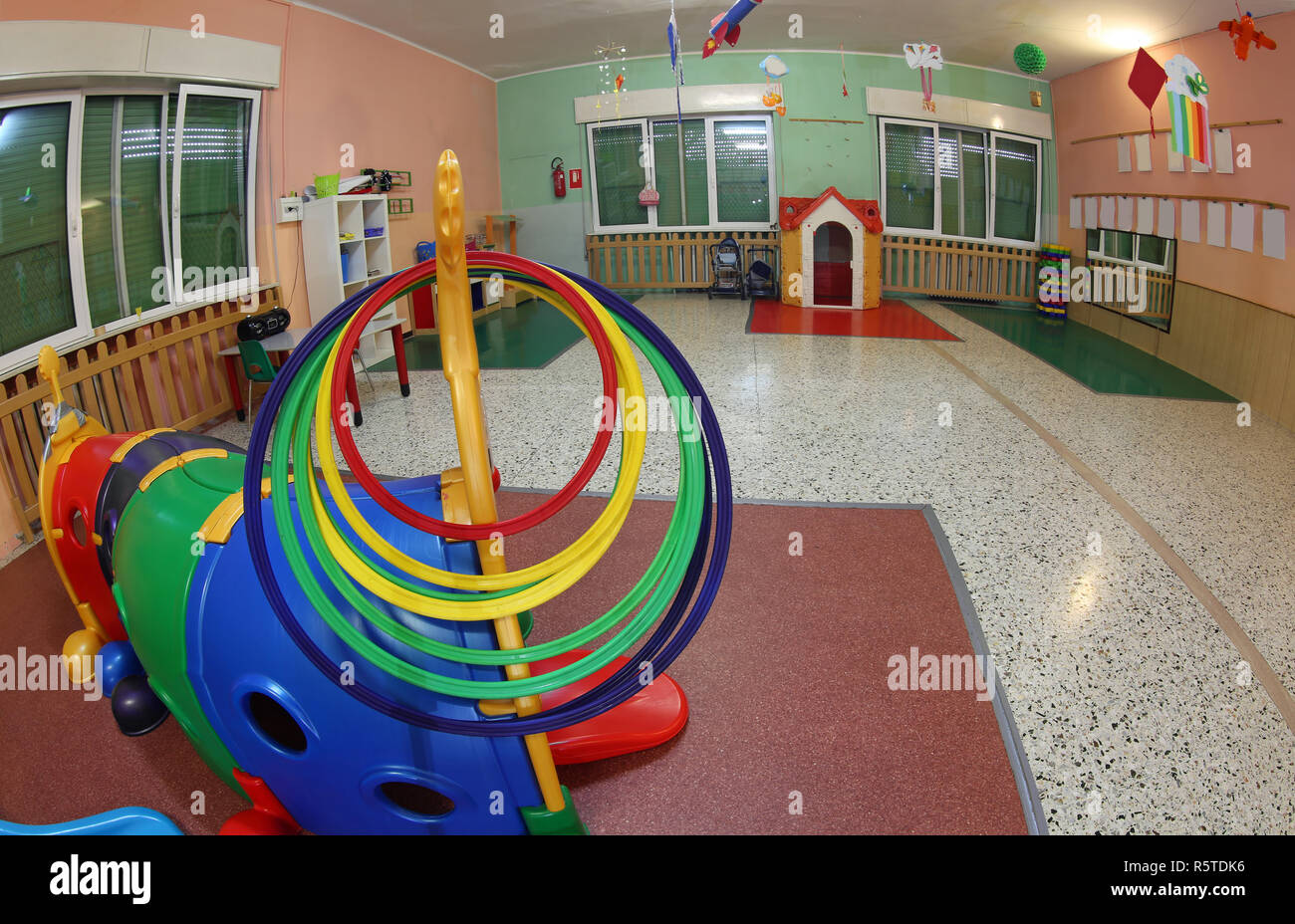 Grand hall d'une école maternelle avec de nombreux jouets Banque D'Images