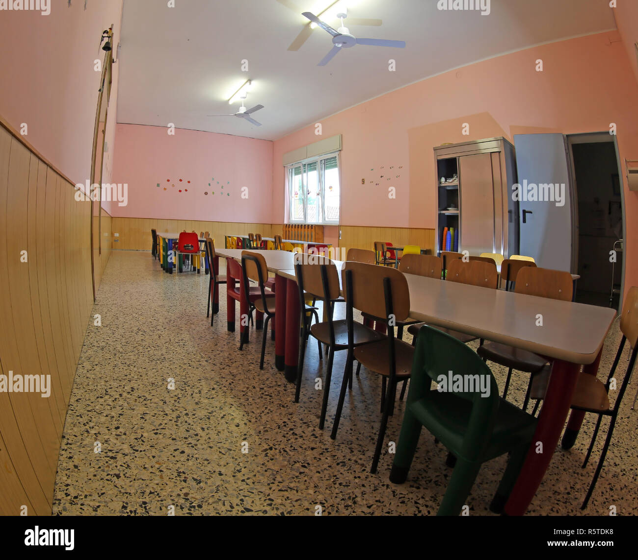 Grand réfectoire de l'école maternelle avec des tables et des chaises sans les enfants Banque D'Images