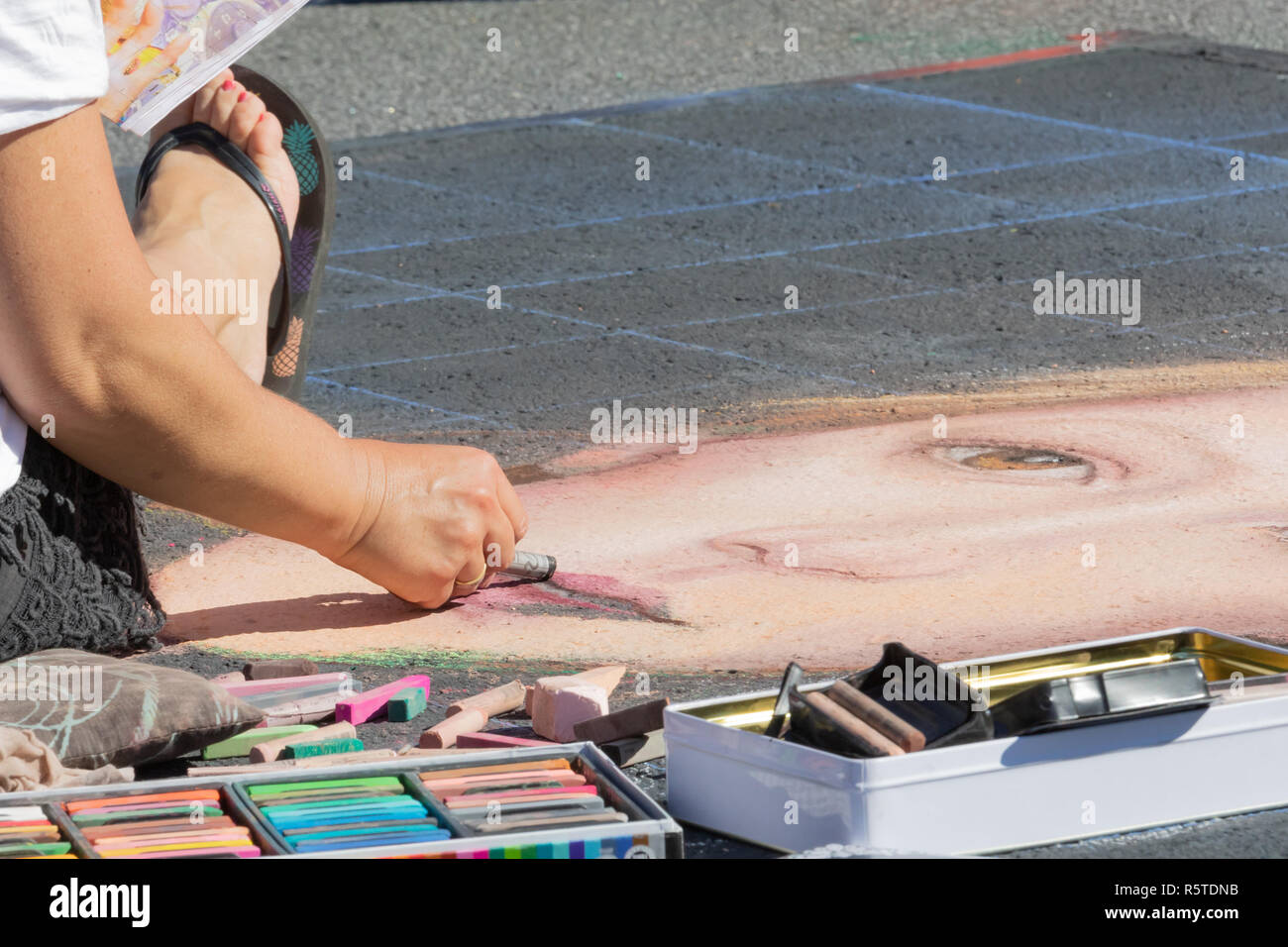 Artiste de rue, le dessin à la craie dans un concours. Banque D'Images