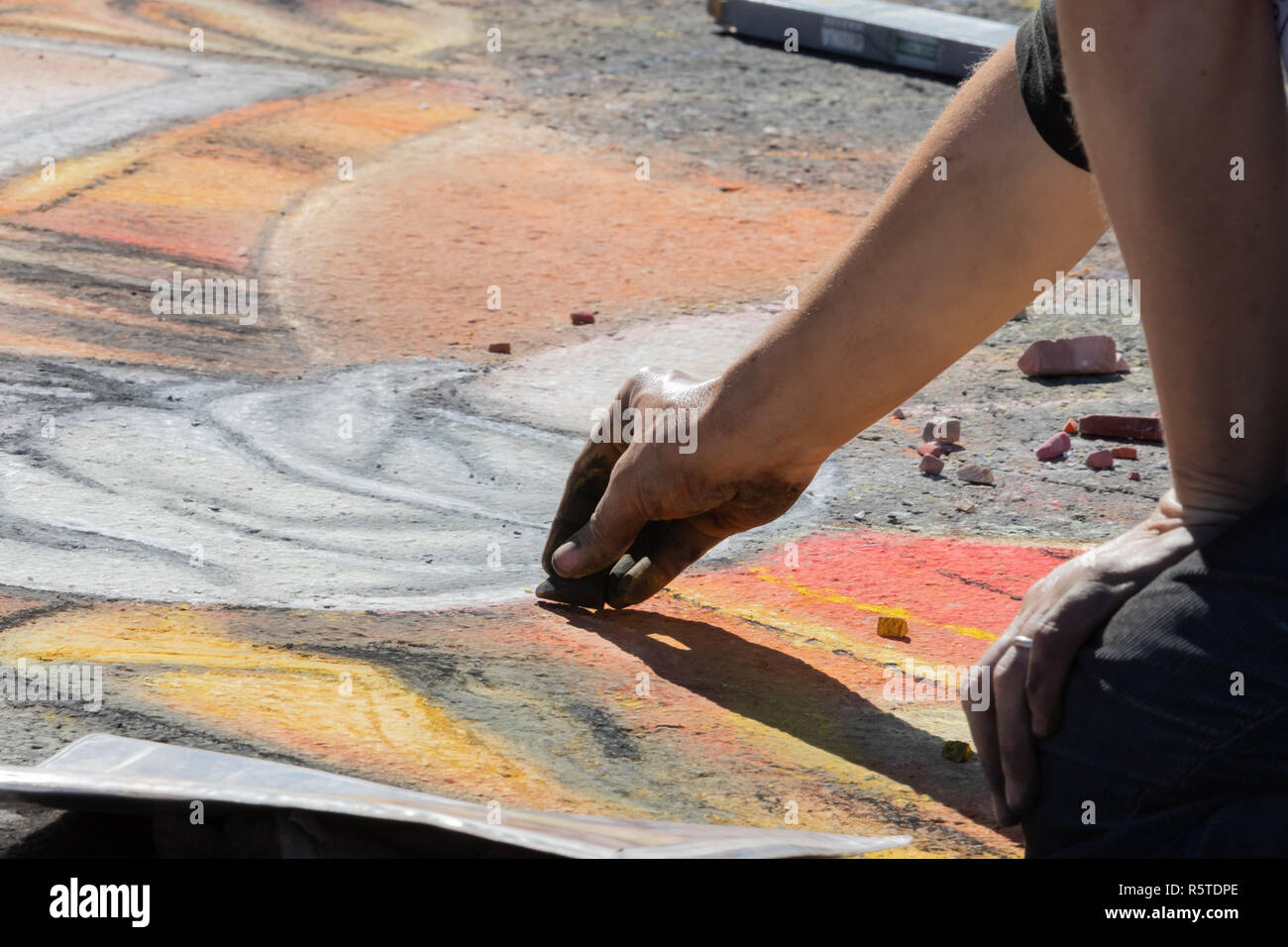 Artiste de rue s'appuyant sur la chaussée. Banque D'Images