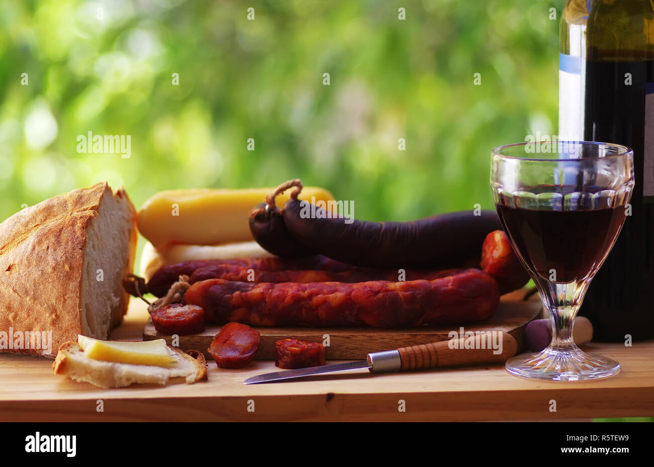 Viande, fromage, pain et vin rouge, des plats traditionnels de la région de l'Alentejo, Portugal Banque D'Images