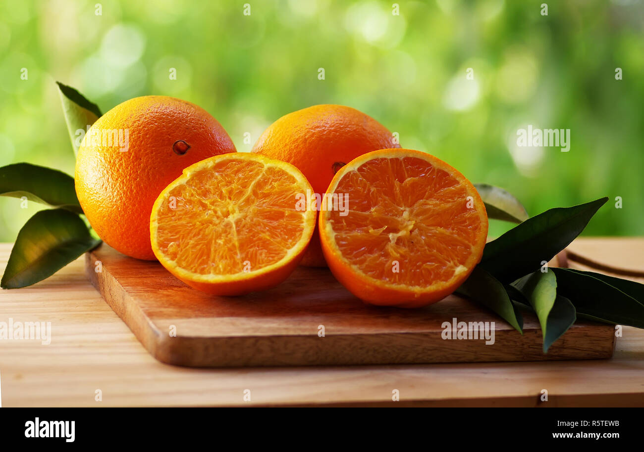 Fruit d'orange avec la feuille sur fond vert Banque D'Images