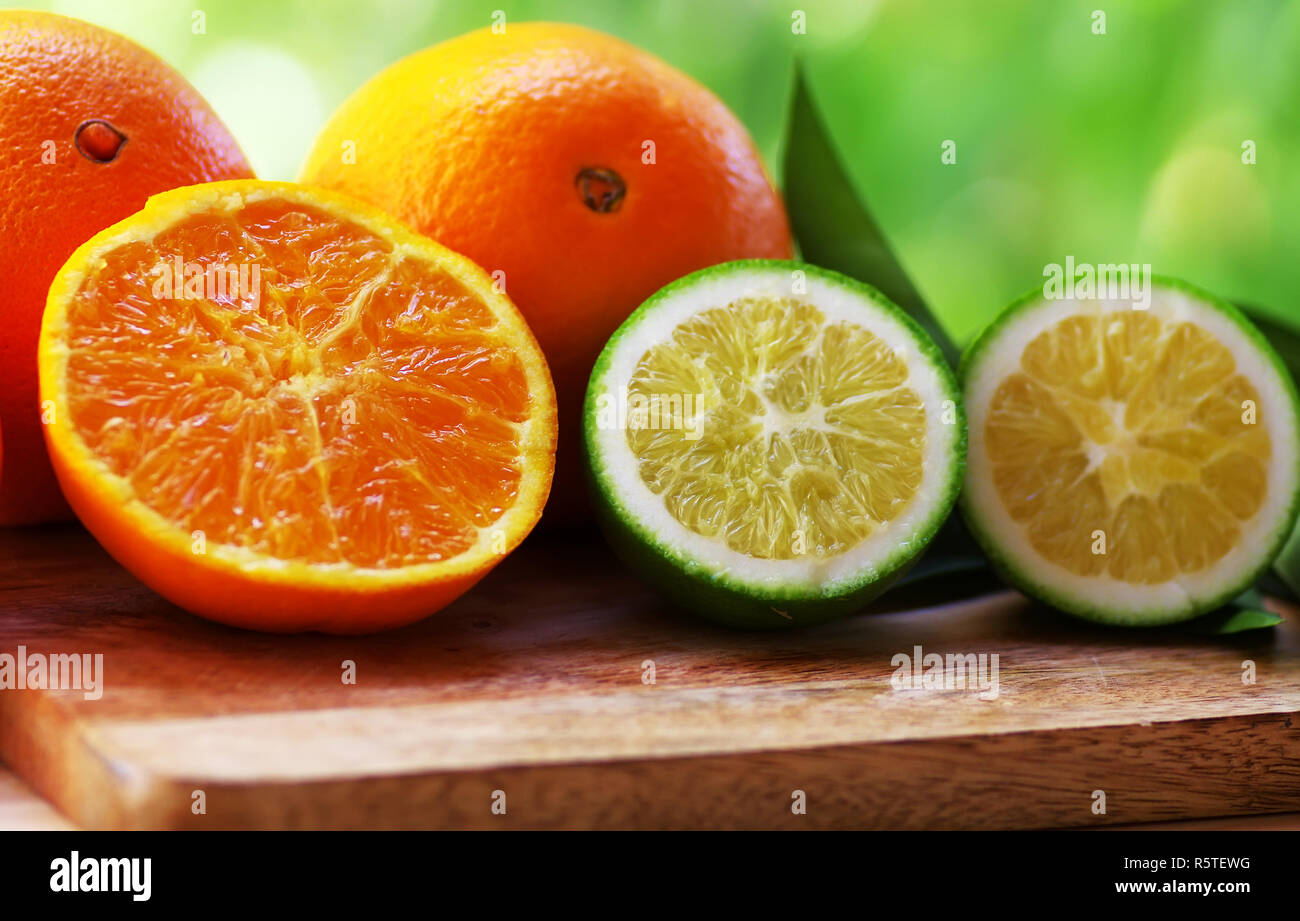 Fruit d'orange avec la feuille sur fond vert Banque D'Images