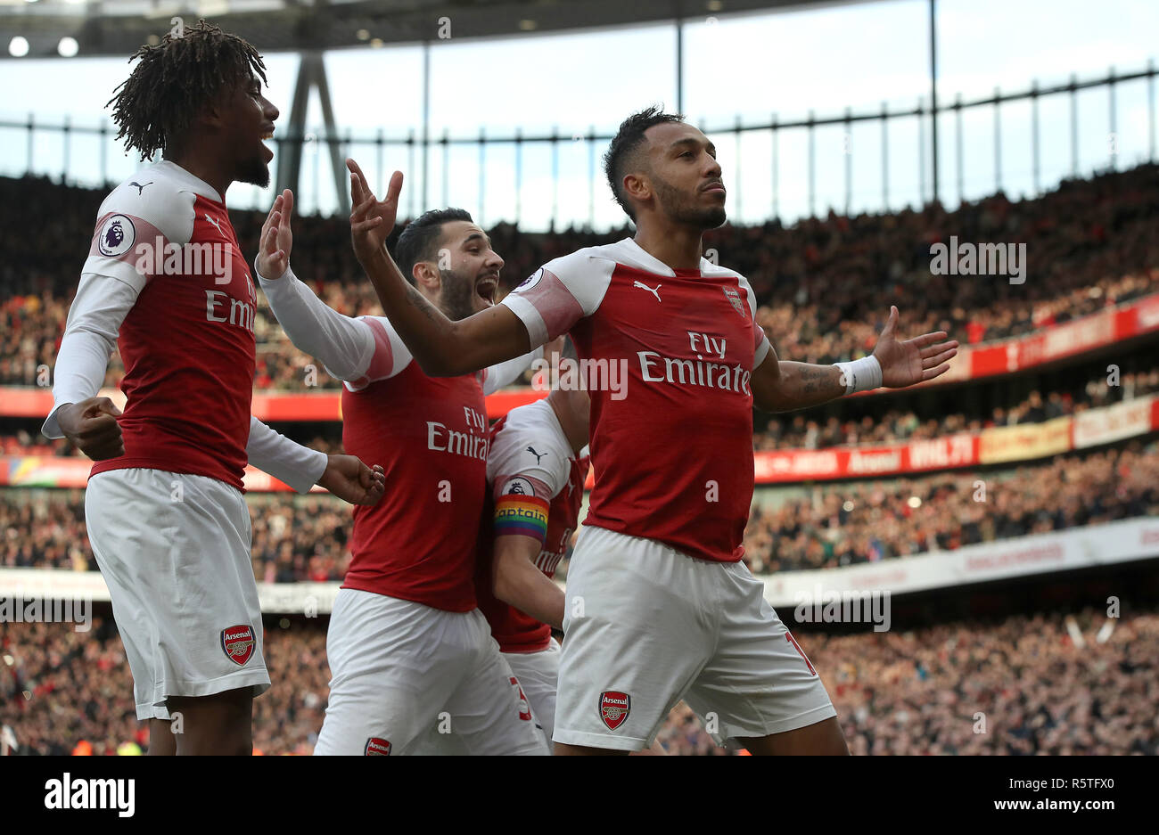 Pierre-Emerick Aubameyang d'Arsenal (à droite) célèbre marquant son but premier du côté du jeu au cours de la Premier League match à l'Emirates Stadium, Londres. Banque D'Images