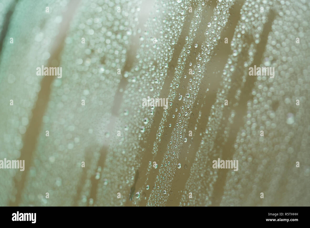 Libre de gouttes de pluie sur les vitres de voitures avec la couche hydrophobe Banque D'Images