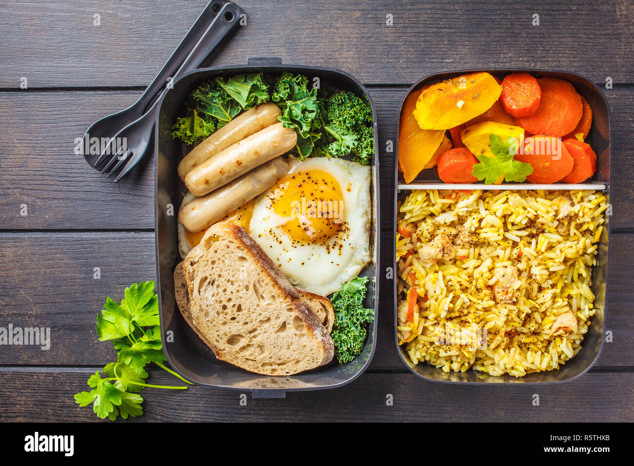 Conteneurs préparation des repas avec du riz avec du poulet, des légumes, des œufs, des saucisses et de la salade pour le petit-déjeuner et le déjeuner tiré des frais généraux. Banque D'Images