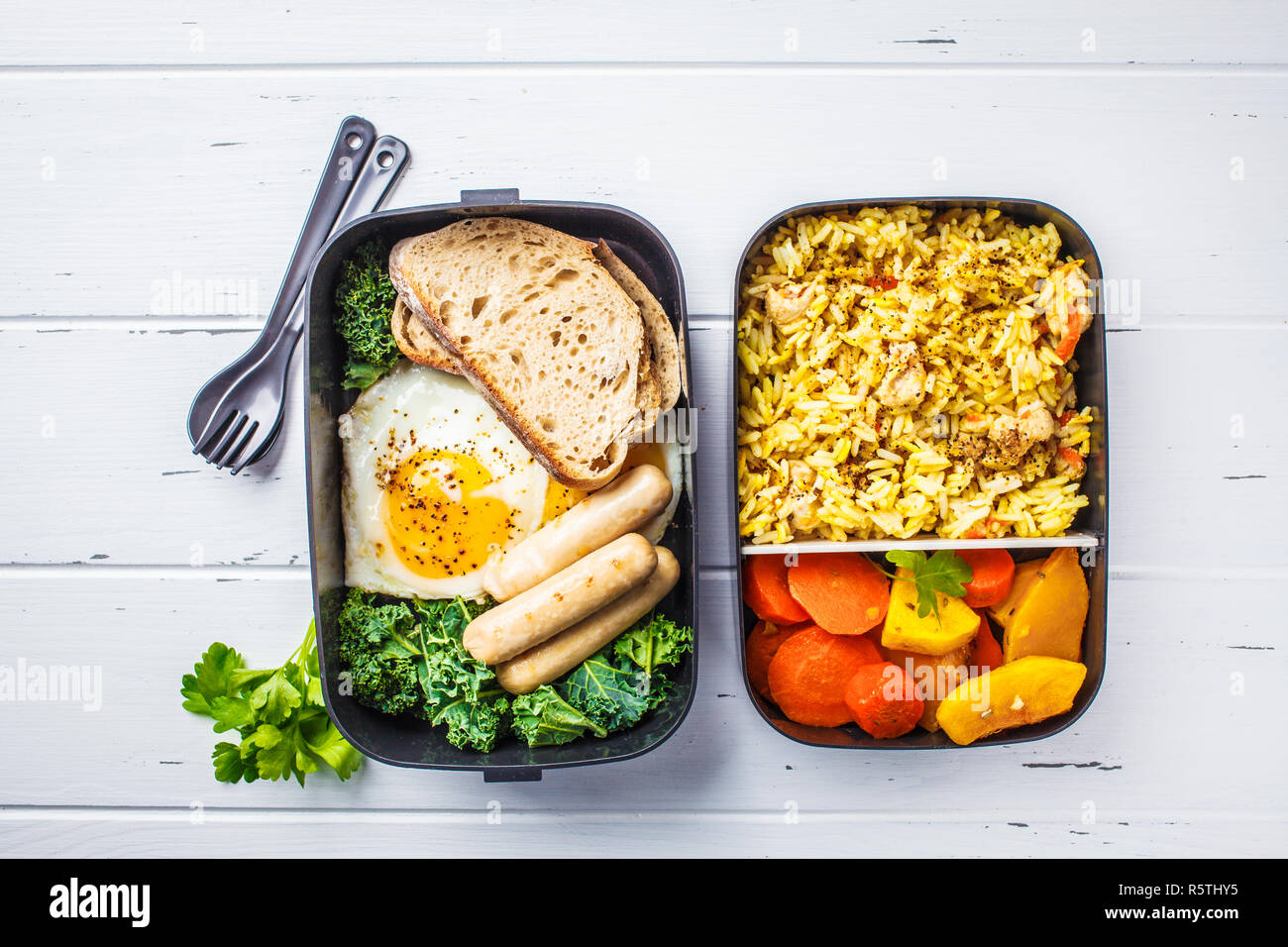 Conteneurs préparation des repas avec du riz avec du poulet, des légumes, des œufs, des saucisses et de la salade pour le petit-déjeuner et le déjeuner, frais généraux, l'espace de copie wtite woode Banque D'Images
