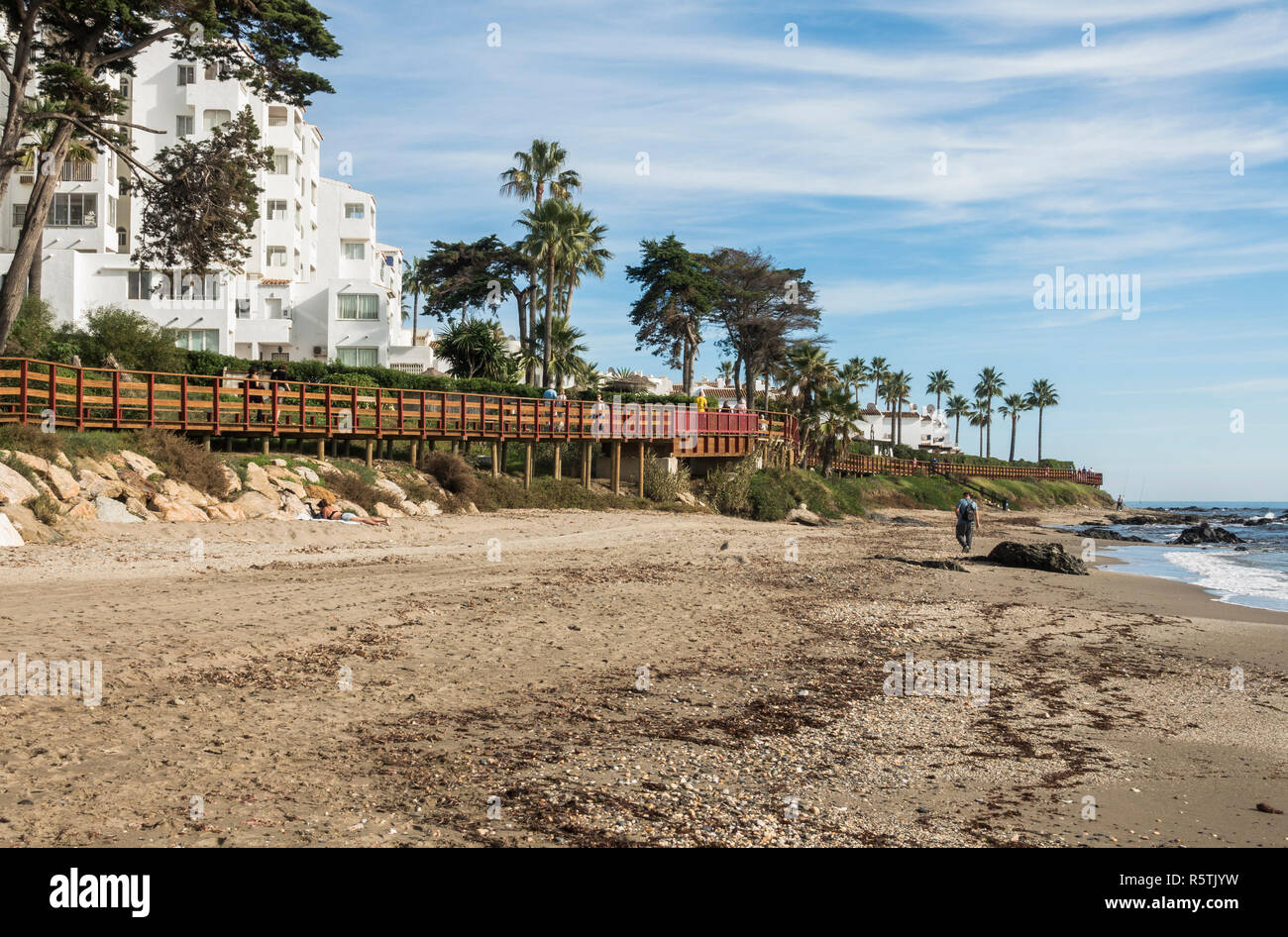 Senda Litoral, promenade en bois, de l'allée, promenade du front de mer, la connexion de plages de la Costa del Sol, La Cala, Andalousie, espagne. Banque D'Images