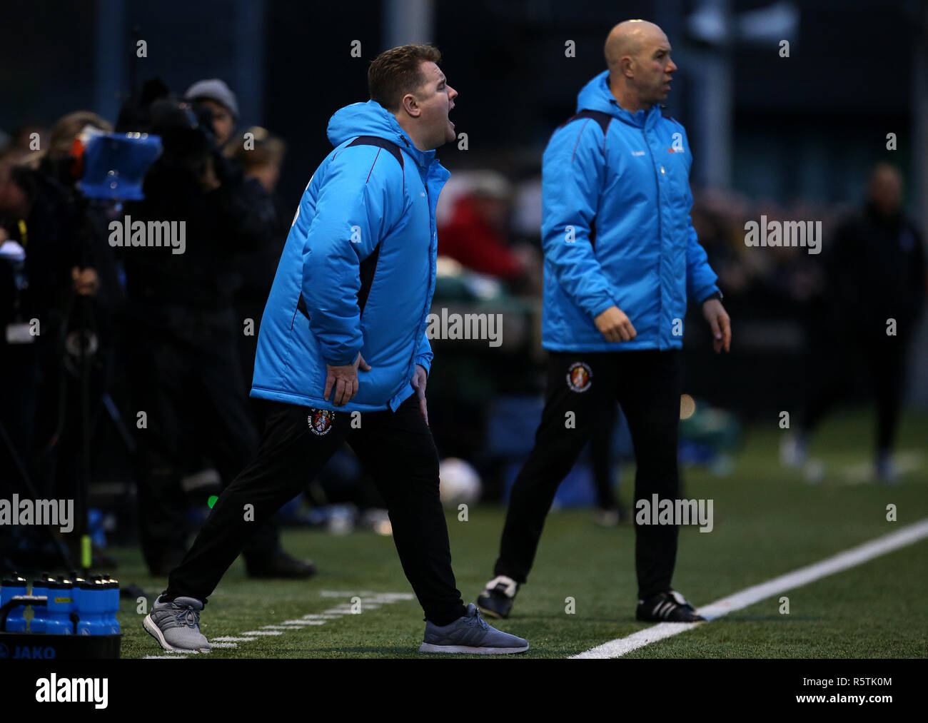 Neil Baker, directeur de la ville de Slough, et Jon Underwood, réagissant sur la ligne de contact lors de la coupe Emirates FA Cup, deuxième tour de match à Arbour Park, Slough. APPUYEZ SUR ASSOCIATION photo. Date de la photo: Dimanche 2 décembre 2018. Voir PA Story SOCCER Slough. Le crédit photo devrait se lire: Steven Paston/PA Wire. RESTRICTIONS : aucune utilisation avec des fichiers audio, vidéo, données, listes de présentoirs, logos de clubs/ligue ou services « en direct » non autorisés. Utilisation en ligne limitée à 120 images, pas d'émulation vidéo. Aucune utilisation dans les Paris, les jeux ou les publications de club/ligue/joueur unique. Banque D'Images