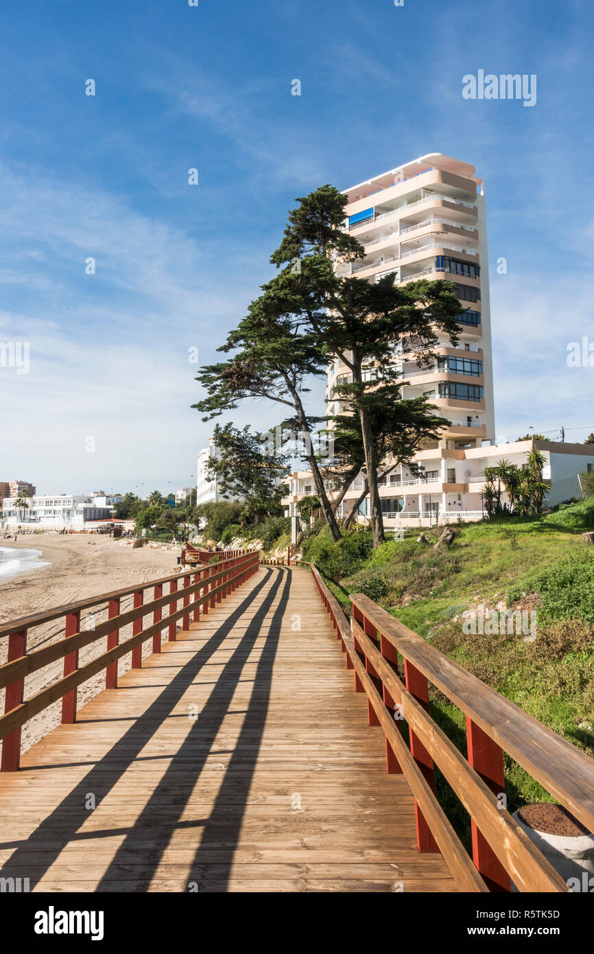 Senda Litoral, promenade en bois, de l'allée, promenade du front de mer, la connexion de plages de la Costa del Sol, La Cala, Andalousie, espagne. Banque D'Images