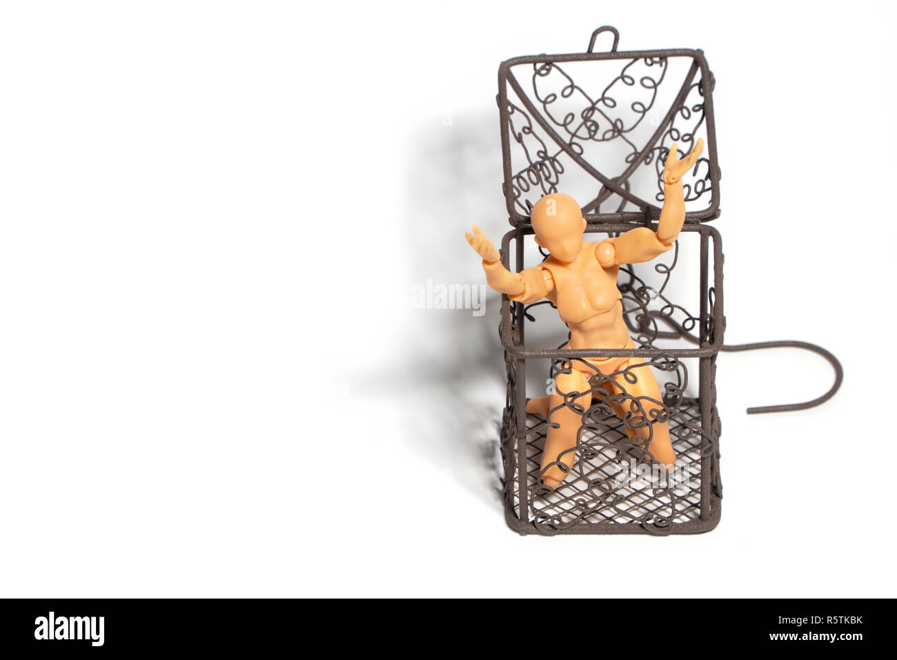 Chiffre d'action assis et tenir deux mains au-dessus de la tête dans la cage d'acier ouvert sur l'isolent, notion de tolérance en zone de confort n'osent pas Banque D'Images