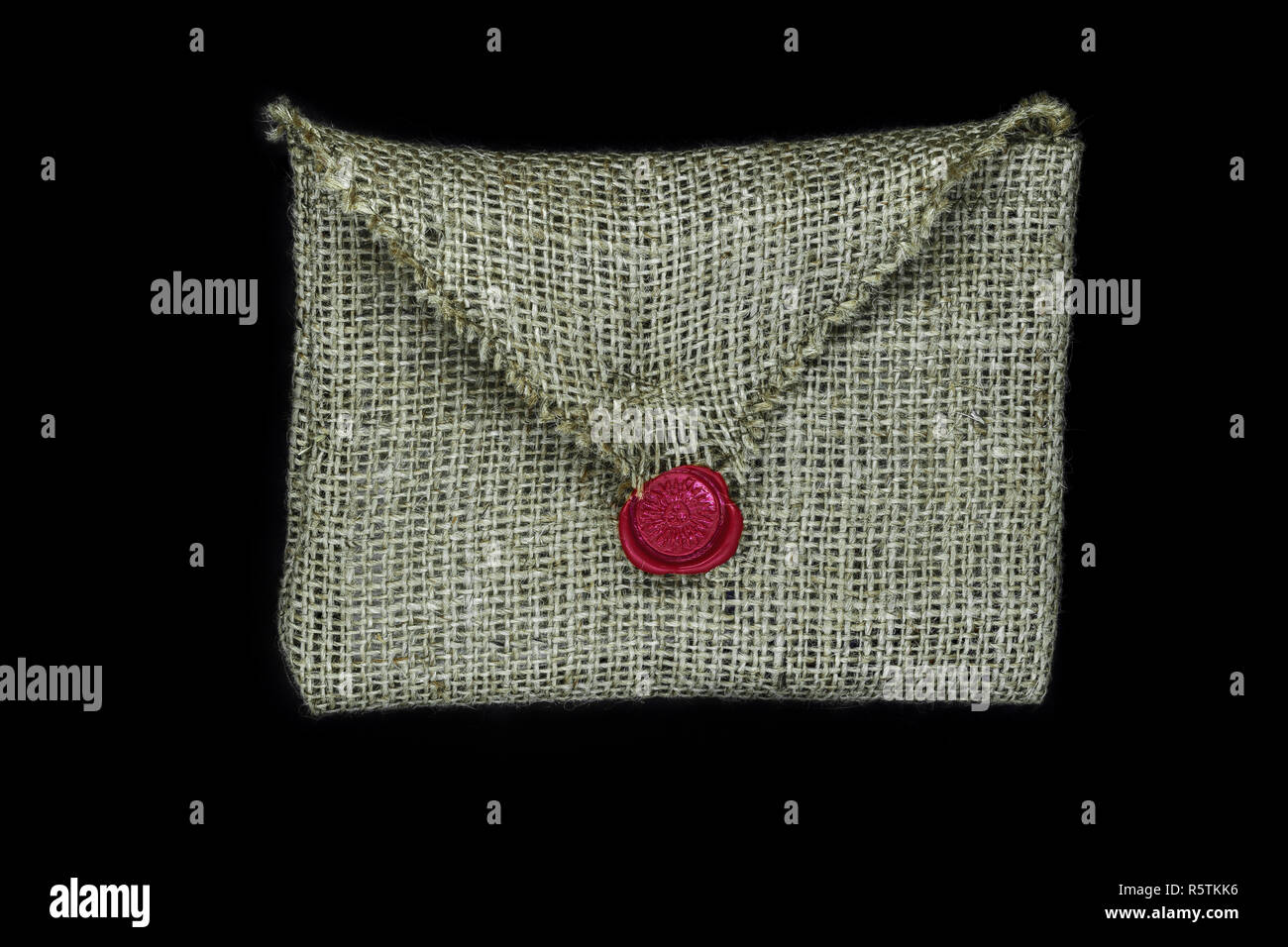 L'enveloppe de toile scellé avec de la cire rouge et isolé sur fond noir Banque D'Images