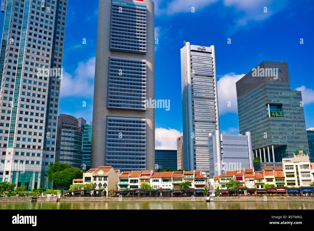 Les anciens entrepôts de Boat Quay, Singapour, maintenant contenant des bars et restaurants, contrastant avec les tours modernes de Singapour au quartier des banques Banque D'Images