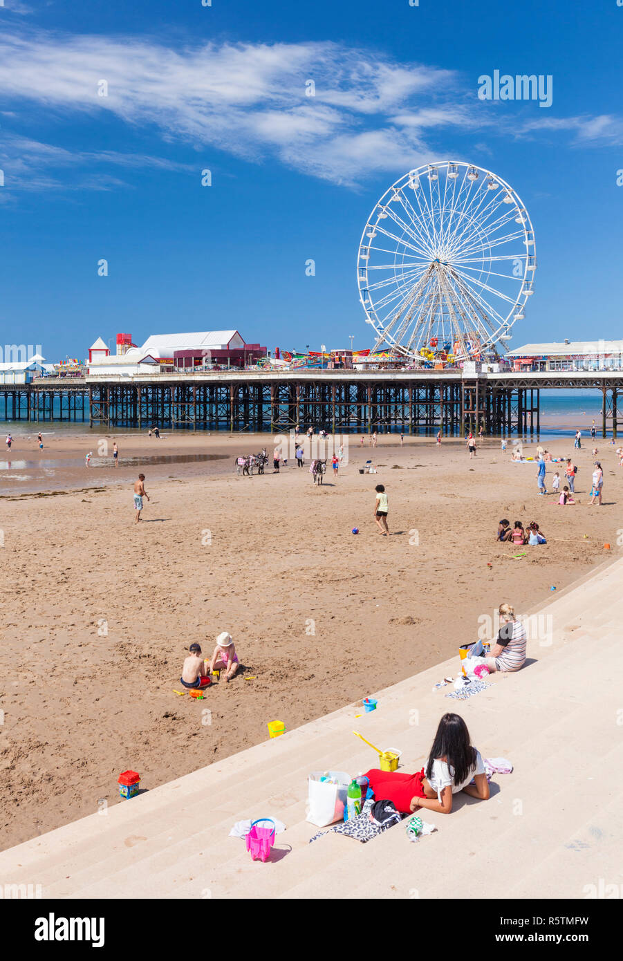 Plage de Blackpool grande roue d'été sur la plage de Blackpool Blackpool avec des gens sur la plage de sable du Blackpool Lancashire England UK GO Europe Banque D'Images