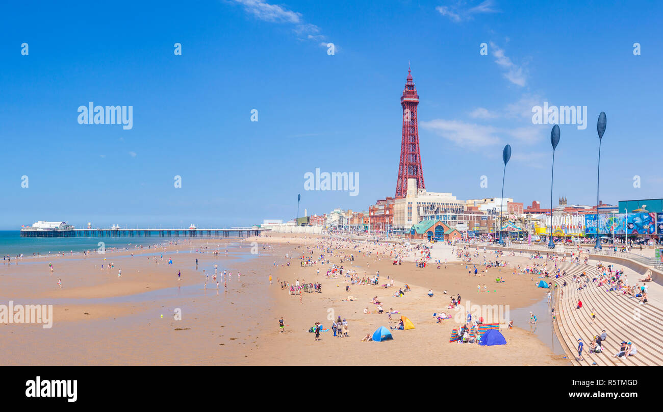 Beaucoup de gens sur la plage de sable de la plage de Blackpool Tower et Blackpool d'été jetée du nord de Blackpool Blackpool Lancashire England UK GO Europe Banque D'Images