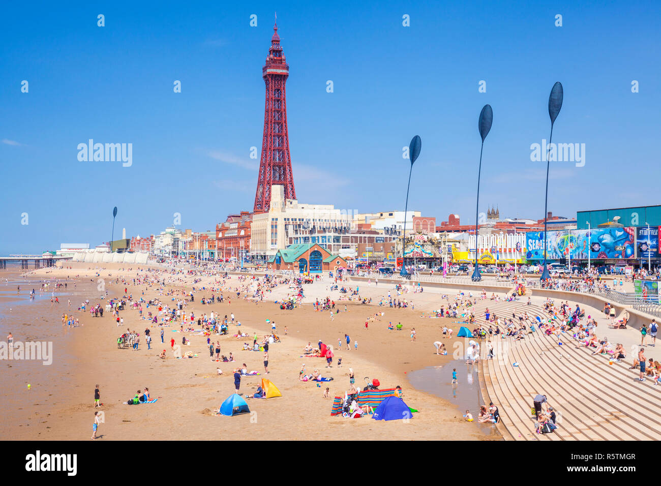 La promenade de la plage de Blackpool Blackpool Tower et Blackpool étapes uk l'été avec les gens sur la plage de sable du Blackpool Lancashire England UK GO Europe Banque D'Images