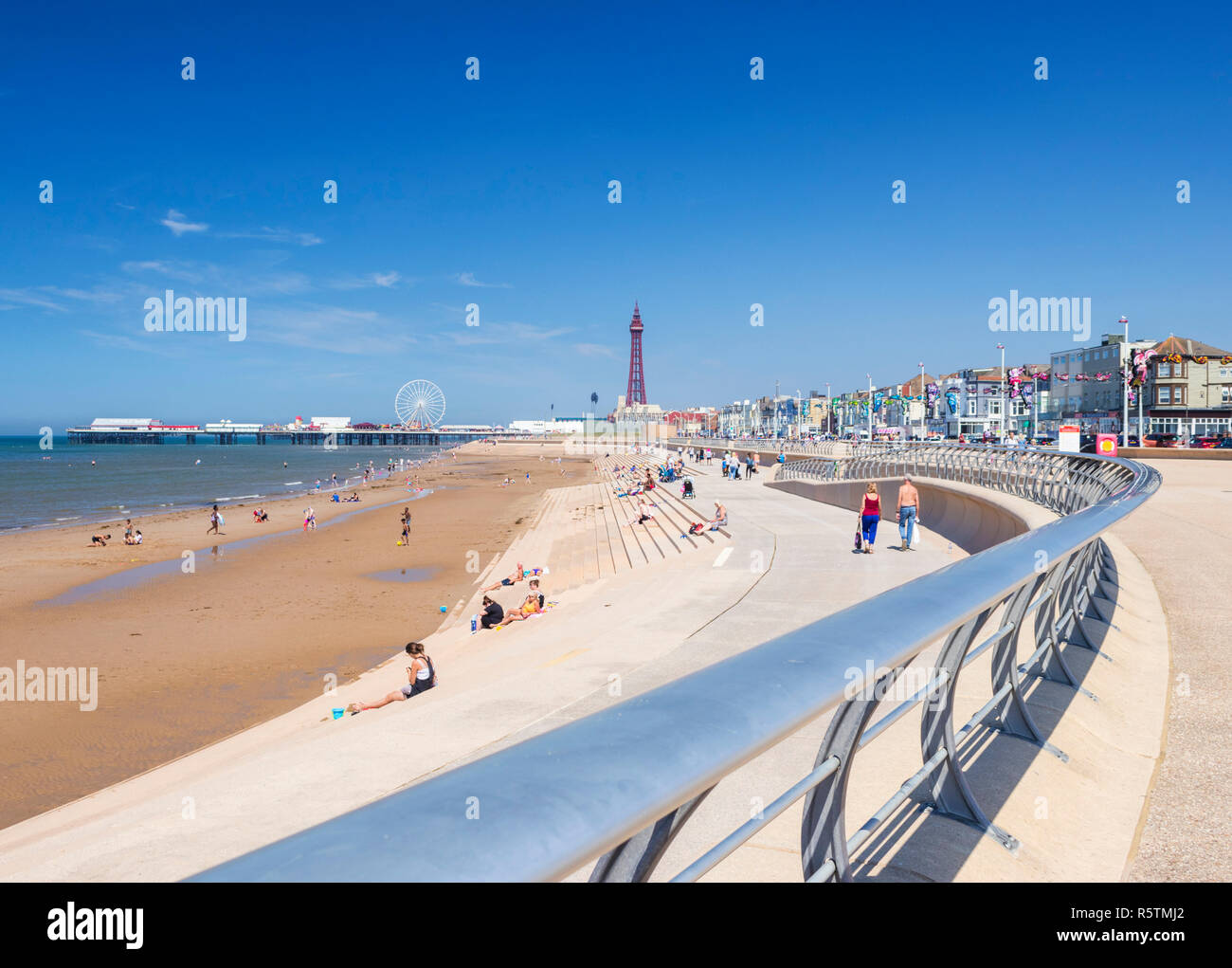 Beaucoup de gens sur la plage de sable de plage de Blackpool l'été, nouvelle promenade de Blackpool Tower et Blackpool Lancashire au Royaume-Uni England UK GO Europe Banque D'Images