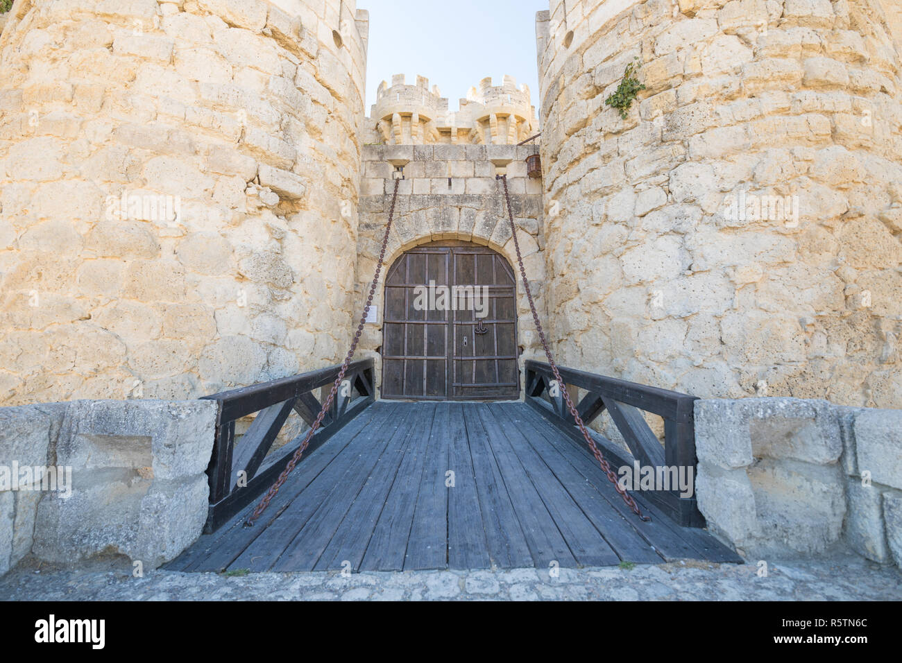 Passerelle et accès ancienne porte de bois xve siècle monument et monument historique, le château en Ampudia Palencia, Castille, Leon, Espagne, Europe Banque D'Images