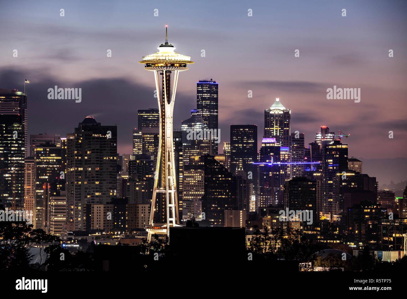 WA17022-00...WASHINGTON - La Space Needle de Seattle et les bâtiments vus de Kerry Park sur Queen Ann Hill. Banque D'Images