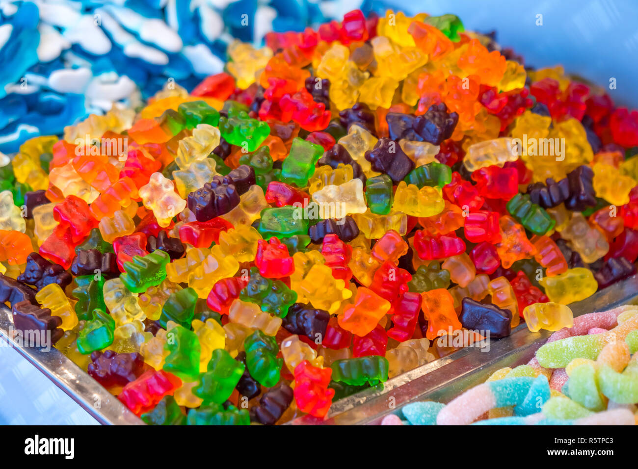 Des bonbons bonbons colorés différents sur le marché. Banque D'Images