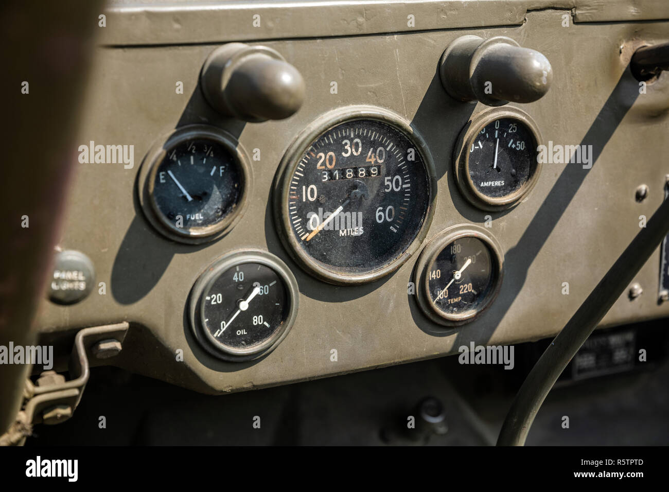 Tableau de bord du véhicule kaki vert militaire de la DEUXIÈME GUERRE MONDIALE Banque D'Images