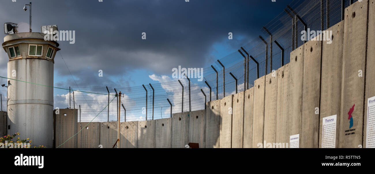 Tour de garde frontière et mur entre la Palestine et Israël à Bethléem Banque D'Images