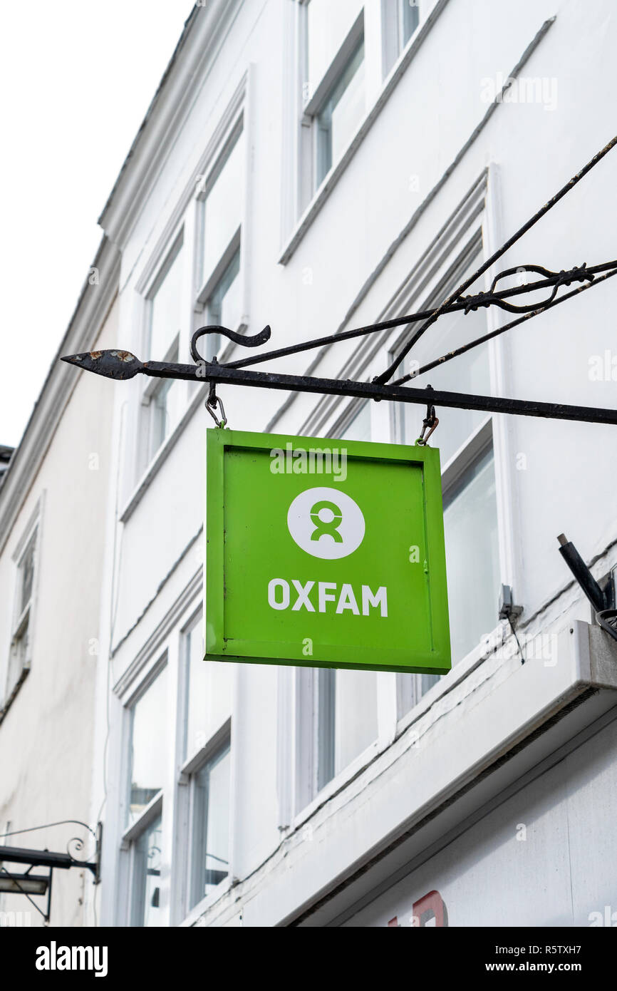 À la recherche d'Oxfam au magasin de charité signe au-dessus de UK high street Banque D'Images