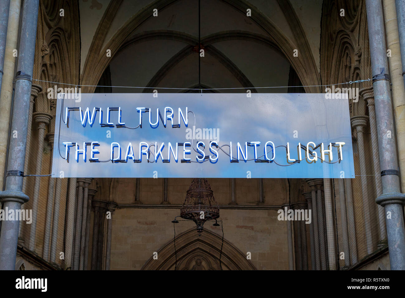 Je vais mettre l'obscurité en lumière bannière à l'entrée de la cathédrale de Salisbury Banque D'Images