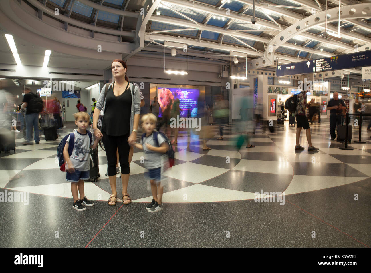 Intérieur de l'aéroport de Denver avec des enfants.. Banque D'Images
