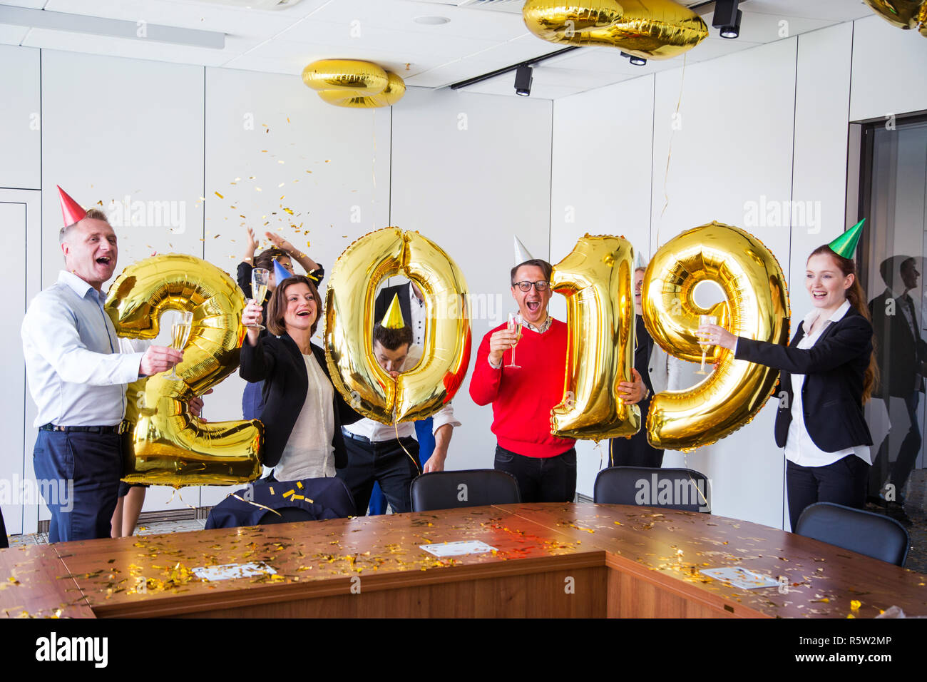 Les gens d'affaires de célébrer le Nouvel An 2019 au party de bureau Banque D'Images