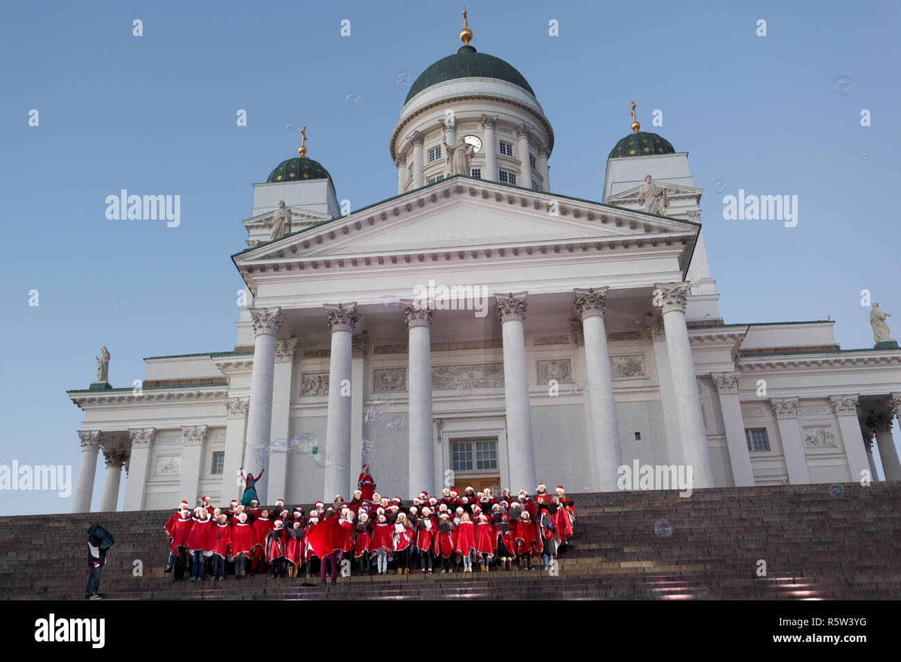 Helsinki, Finlande - le 25 novembre 2018 : Ellun Le Kamut Chœur chantant sur l'escalier de la cathédrale d'Helsinki au cours de la cérémonie d'ouverture de la s de Noël Banque D'Images Helsinki, Finlande - le 25 novembre 2018 : Ellun Le Kamut Chœur chantant sur l'escalier de la cathédrale d'Helsinki au cours de la cérémonie d'ouverture de la s de Noël Banque D'Images