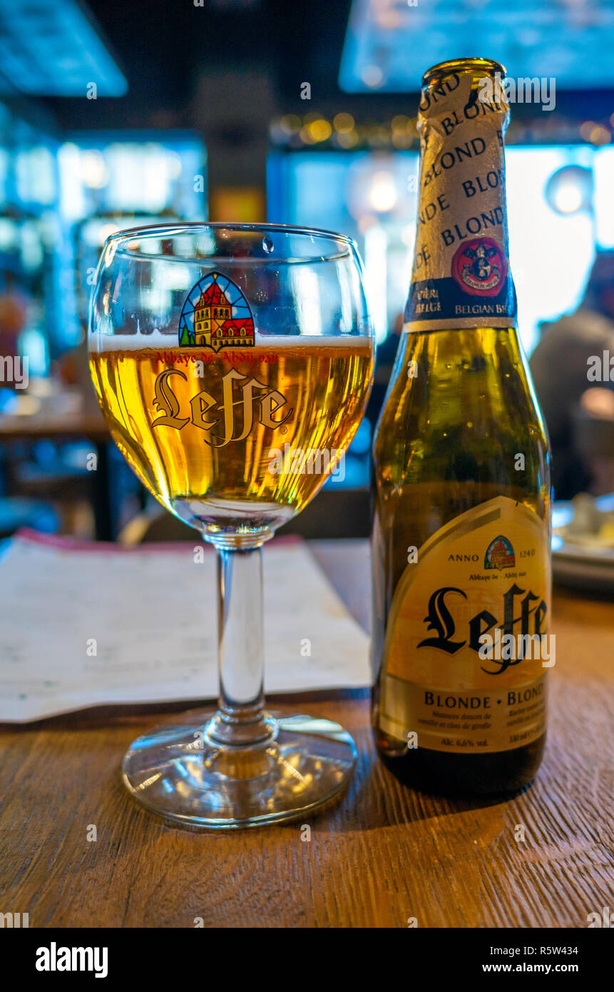 Un verre et une bouteille de bière Leffe Blonde belge servi dans un restaurant français dans le Nord de l'Angleterre Banque D'Images