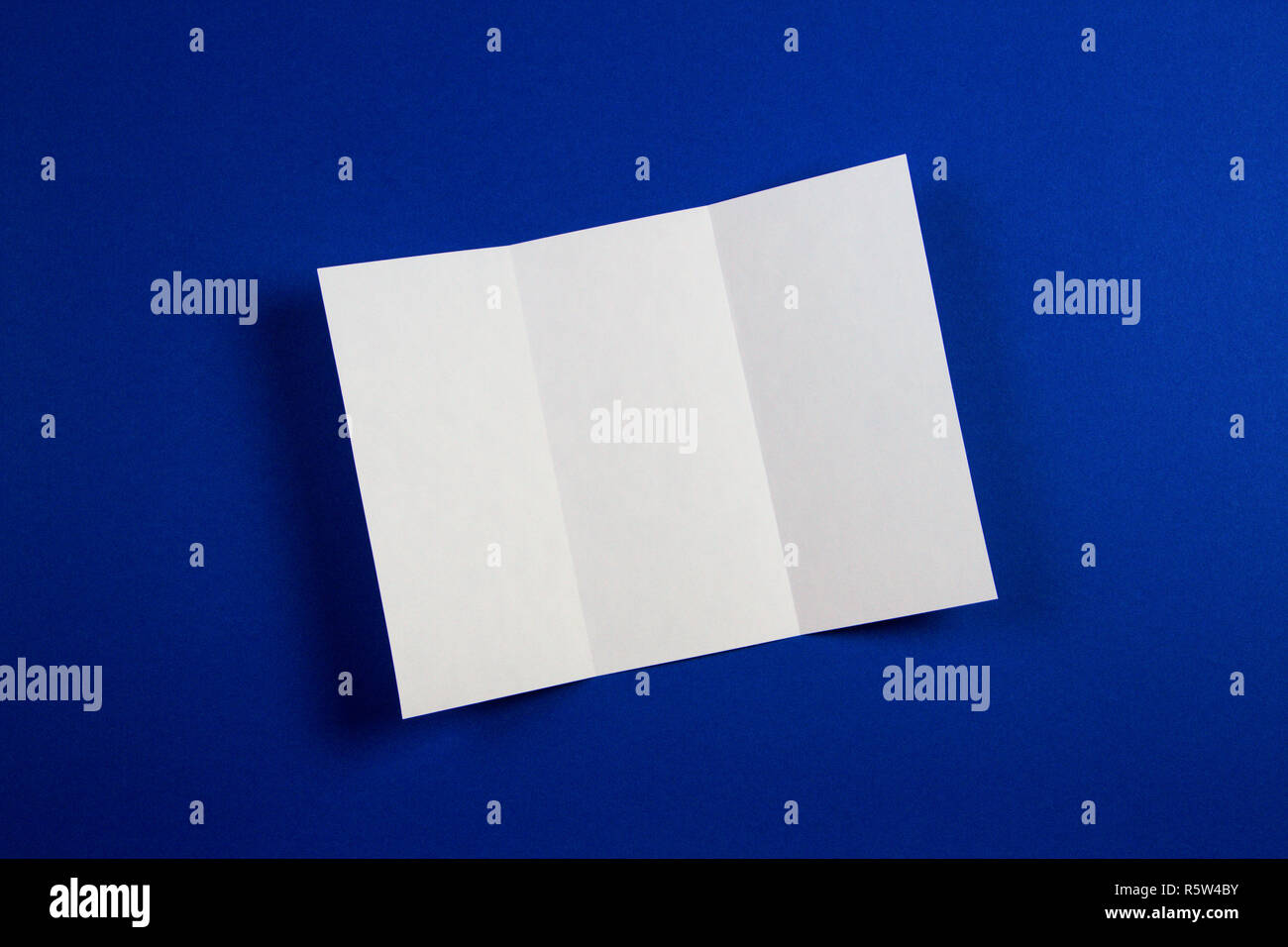 Maquette de blank white tri fold brochure brochure sur fond bleu Banque D'Images